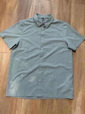 Vuori Short Sleeve Button-Down Shirt in Sage Green